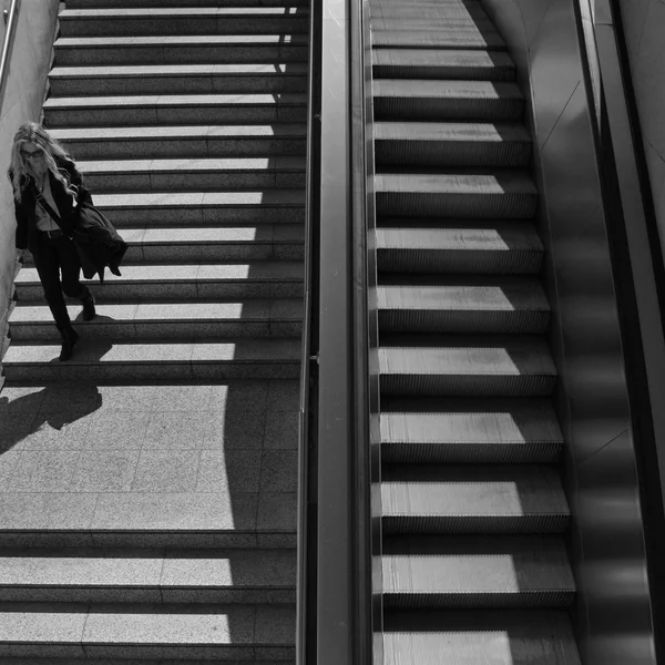 Kadın metro merdivenleri — Stok fotoğraf