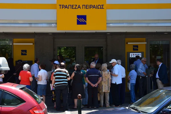 Pensiunan mengantri di bank Yunani — Stok Foto