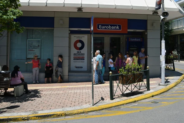 Люди, ожидающие очереди в банкомат — стоковое фото