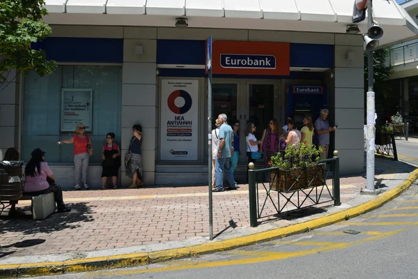 People waiting cashpoint queue — ストック写真