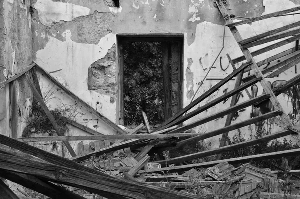 Casa derrumbada interior abandonado — Foto de Stock