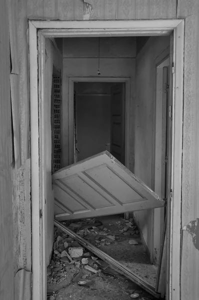 Unhinged porta casa abandonada — Fotografia de Stock