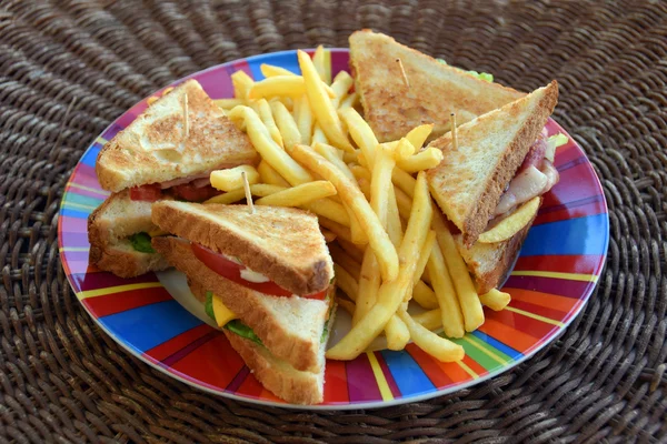 Club sandwich e patatine fritte — Foto Stock