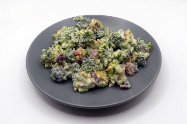 Peynirli yaban mersini ve soslu brokoli salatası. Beyaz arka planda aperatif yemek tabağı.