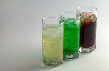 Köpüklü su ile ayrı ayrı üç çok renkli gözlük