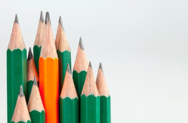 Beyaz bir arka plan üzerinde ayrı ayrı kalemler