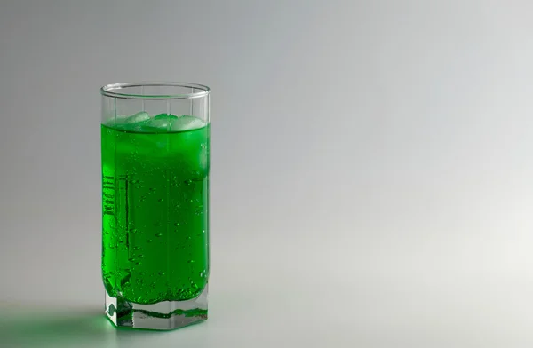 Glas met groene bruiswater afzonderlijk — Stockfoto