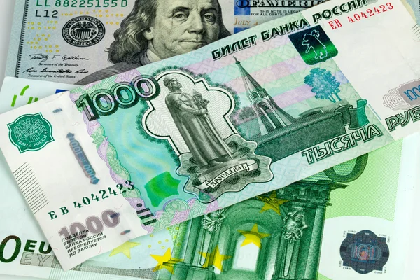 Uwaga jeden tysięcy rubli przeciwko kilkaset dolarów i kilkaset euro — Zdjęcie stockowe