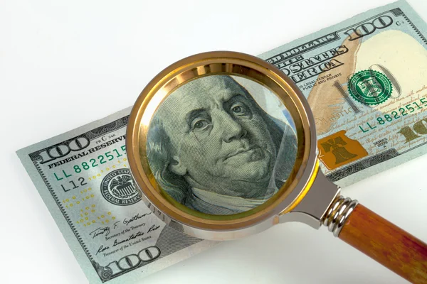 Büyüteç altında yüz Amerikan Doları