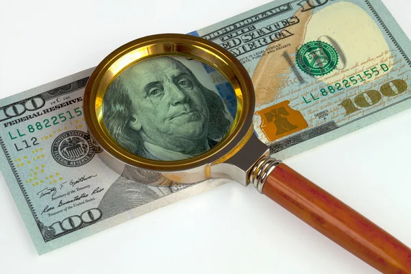 Büyüteç altında yüz Amerikan Doları