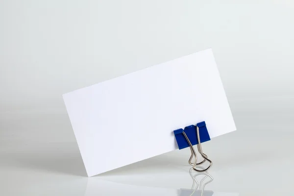 De witte visitekaartje met een papier clip apart — Stockfoto