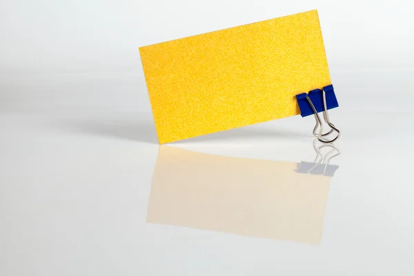 De gele visitekaartje met een papier clip apart — Stockfoto
