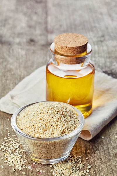 Sesame seed oil and sesame seeds — Stock Photo, Image