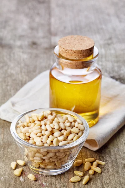 Aceite de piñón y piñones — Foto de Stock