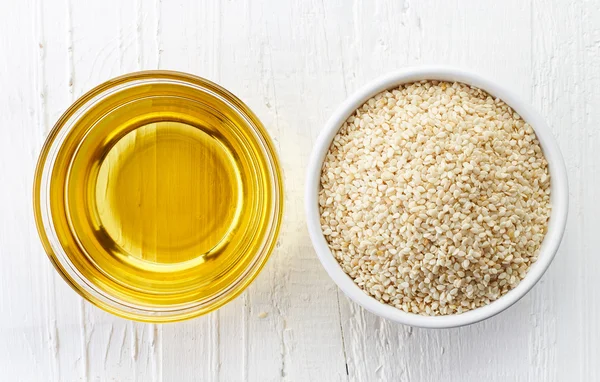 Sesame seed oil and sesame seeds — Stock Photo, Image