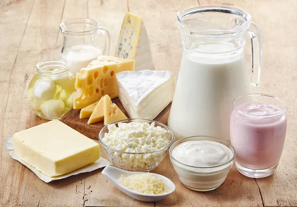 Різні свіжі молочні продукти — стокове фото