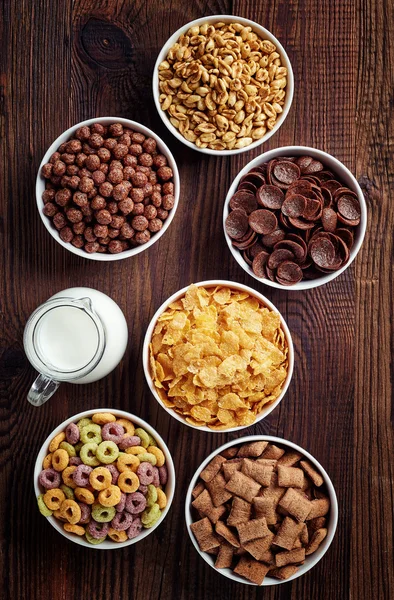 Cuencos de diversos cereales —  Fotos de Stock