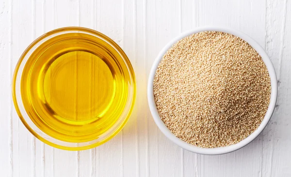 Амарантовое масло и семена амаранта — стоковое фото