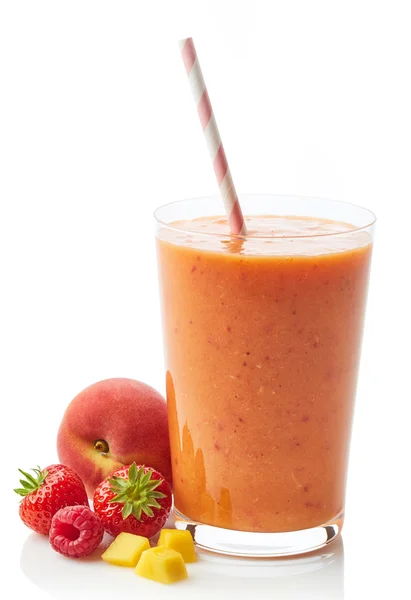 Glas fruitbomen en bessen smoothie — Stockfoto