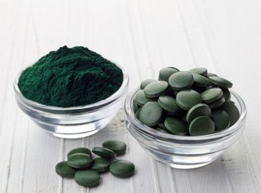 Spirulina yosunu toz ve tabletler