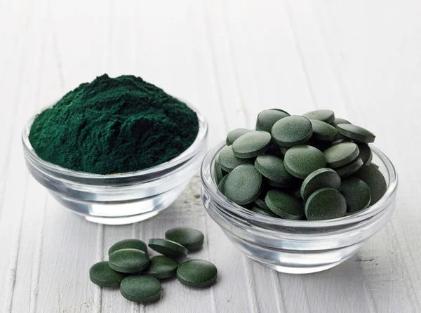 Spiruline algues en poudre et comprimés — Photo