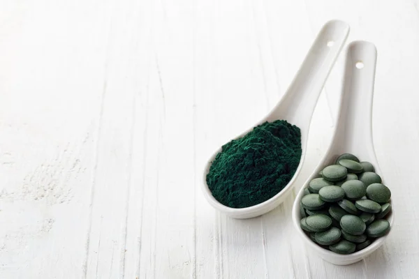 Spirulina-algen poeder en tabletten — Stockfoto
