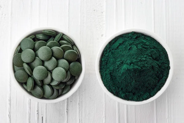 Spirulina algae powder and tablets — Stock Photo, Image