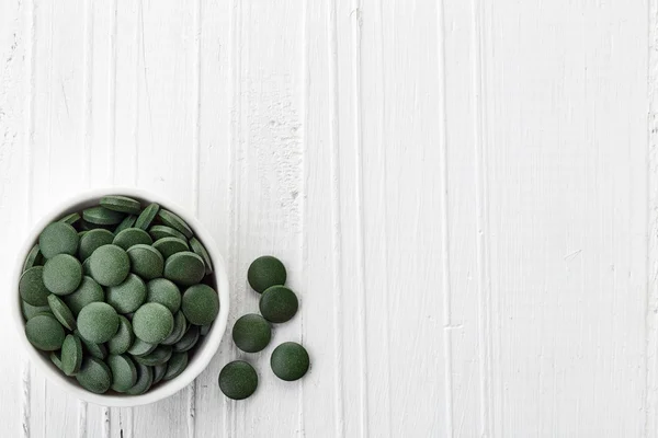スピルリナ藻類の粉末および錠剤 — ストック写真