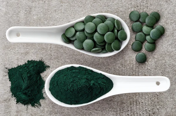 Spirulina yosunu toz ve tabletler — Stok fotoğraf