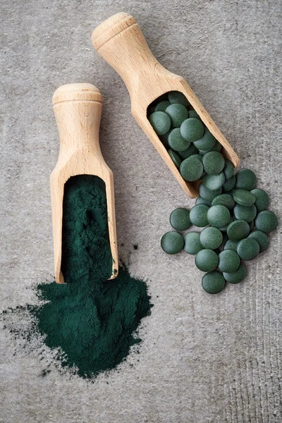 Proszek algi Spirulina i tabletki — Zdjęcie stockowe
