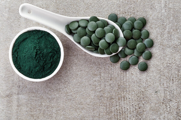 Спирулина порошок водорослей и таблетки
