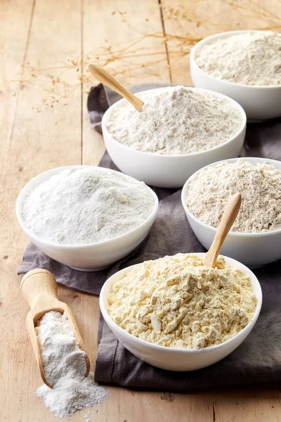 Skålar av fritt mjテカl fテカr gluten — Stockfoto