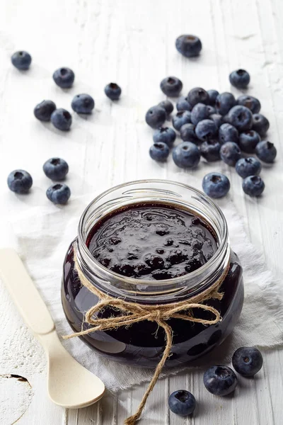 Pot met bosbessen jam — Stockfoto