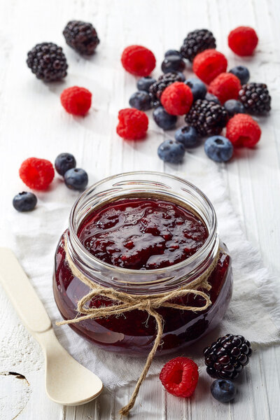 Кувшин джема из дикой ягоды
