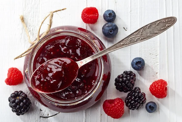 Glas mit Waldbeerenmarmelade — Stockfoto