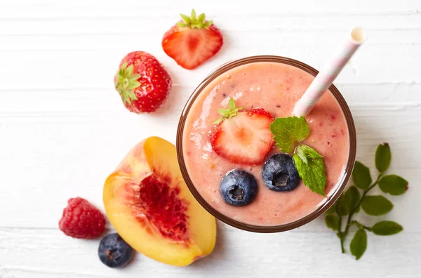 Copo de frutas e smoothie de baga — Fotografia de Stock