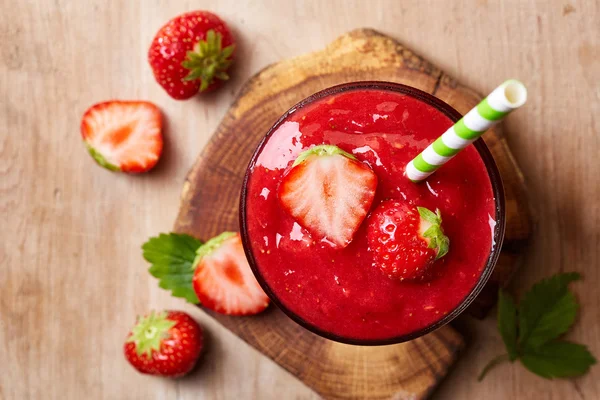 Glass of strawberry smoothie — Stock Photo, Image
