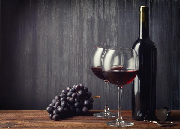 Láhev a dvě sklenice červeného vína — Stock fotografie
