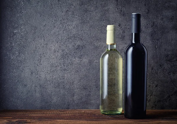 Garrafa de vinho tinto e branco — Fotografia de Stock