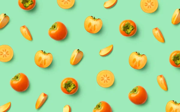 Kolorowy Wzór Owoców Świeżych Całych Pokrojonych Plasterki Owoców Persymony Zielonym — Zdjęcie stockowe
