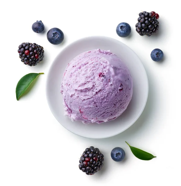 白い背景に隔離された紫色のブルーベリーとブラックベリーのアイスクリームスクープのボウル トップビュー — ストック写真