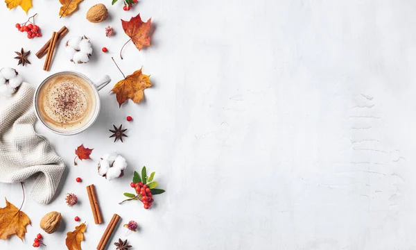 Schöne Herbstkomposition Auf Weißem Hintergrund Heißer Kaffee Getrocknete Blätter Strickdecke — Stockfoto