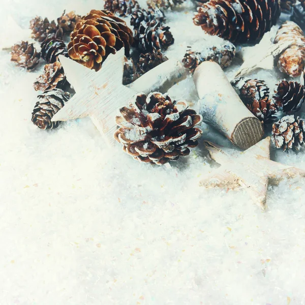 Noel süslemeleri karda — Stok fotoğraf