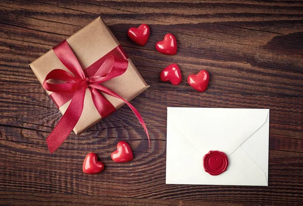 Caja de regalo y carta de amor —  Fotos de Stock