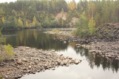 Kayalar ile açık nehir