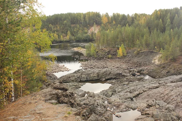 Duidelijk rivier met rotsen — Stockfoto