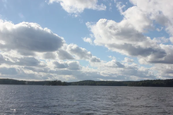 Paesaggio con lago e cielo azzurro — Foto Stock