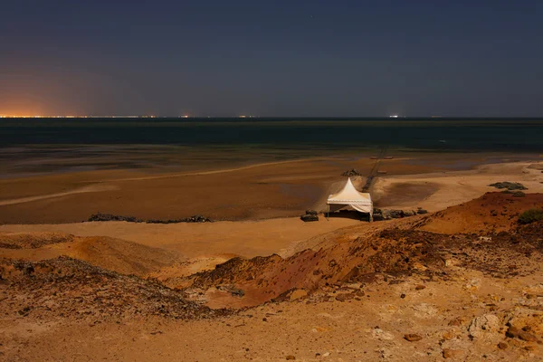 Zelt am Strand des Atlantischen Ozeans (in der Nacht) — Stockfoto