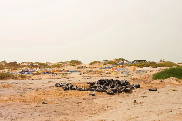 Uma pilha de pneus de carro na África — Fotografia de Stock