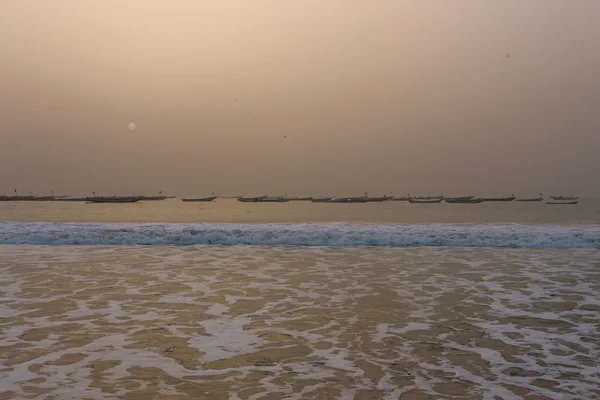 Bateaux de pêcheurs dans le Nouakchott, Mauritanie (au coucher du soleil ) Photos De Stock Libres De Droits